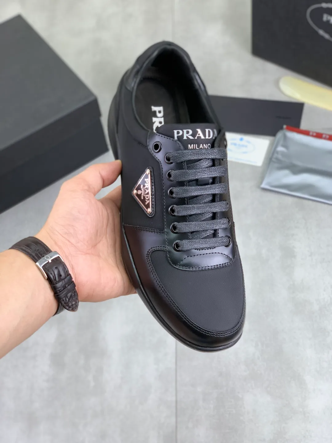 Men's men's shoes💰P580💰【New style】Top quality, classic popular models on the official website, timeless for a century,🆘 The trendy brand (Prada) mainly promotes popular models, avant-garde and versatile fashionable men's shoes, private version molding, cowhide surface splicing 1:1 oil edge processing... fashionable and simple, original imported cowhide interior cowhide feet; the atmosphere and personality are more fashionable, eye-catching and pursuing class. It will subvert old ideas and be a must-have for fashionistas who want to spend time with you! Must keep it! High-end comfort, high-end quality workmanship. Size: 38-44 Available in black. full package